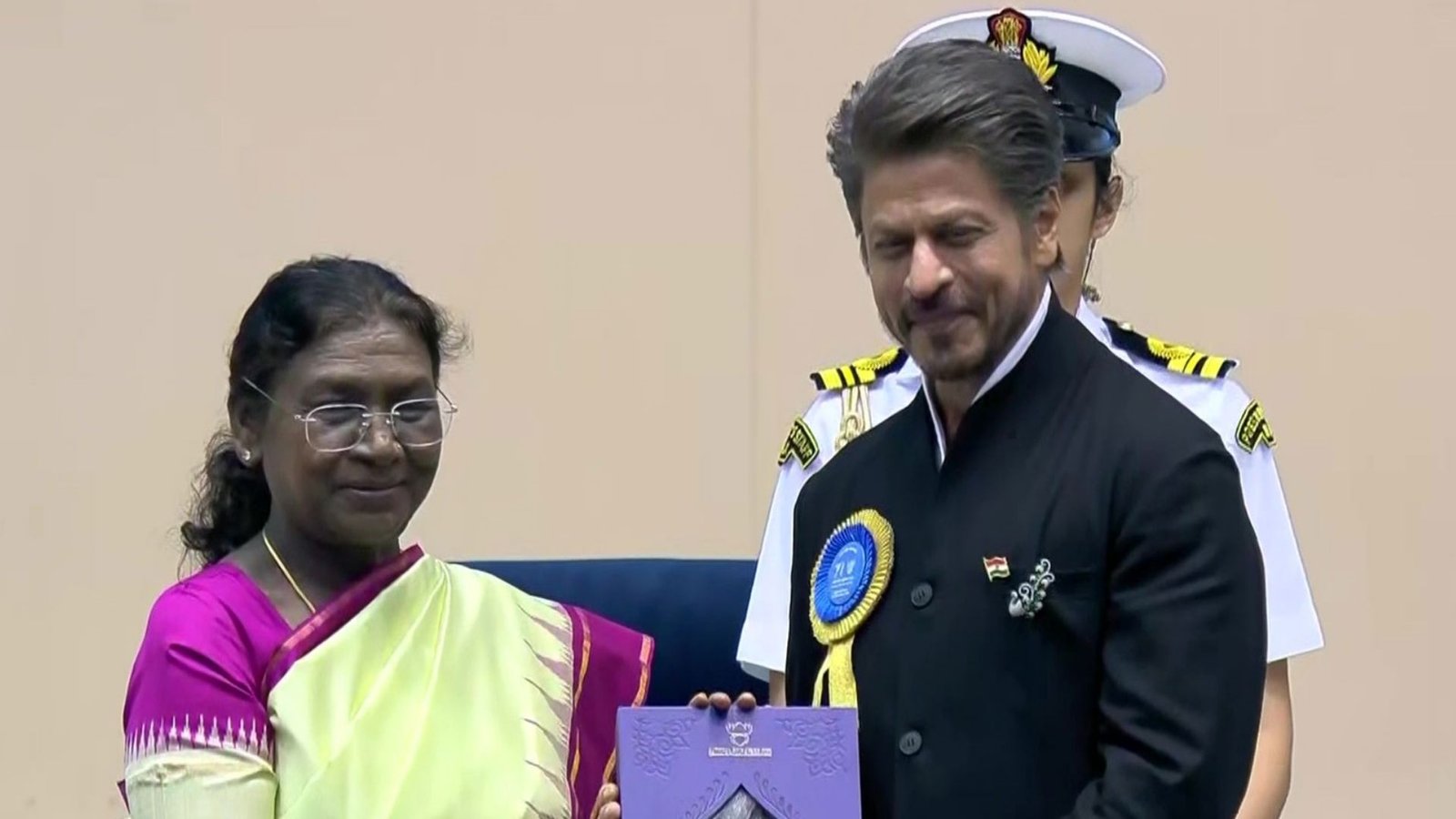 Shah Rukh Khan Wins First National Film Award for Jawan, Honoured by President 
