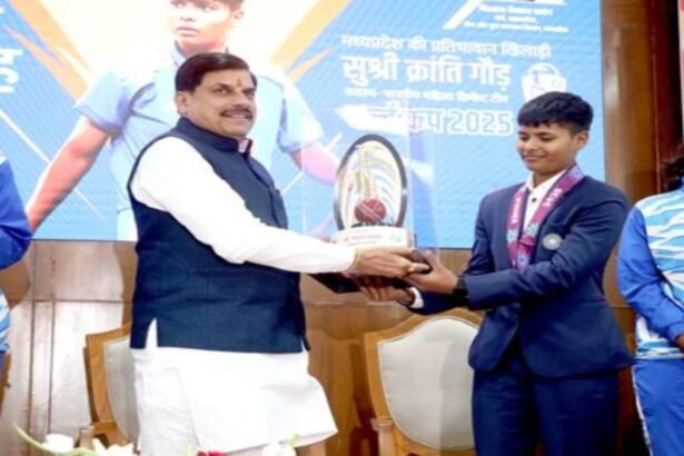 Kranti Goud being felicitated