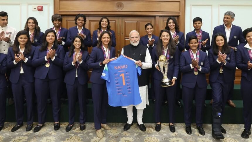 Indian women cricket team with PM Modi