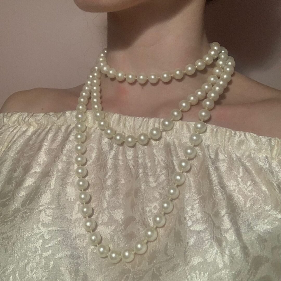 Pearl necklace have now started to make a fashionable comeback. 